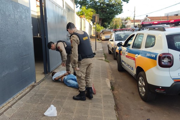 Homem tentando roubar carro, aplica “mata leão’ em mulher e acaba preso em Patos de Minas