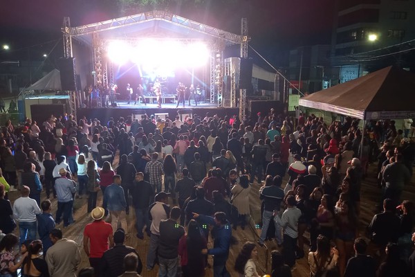 Banda Pagô anima um grande público na noite desta sexta de Fenapraça; Ao Vivo