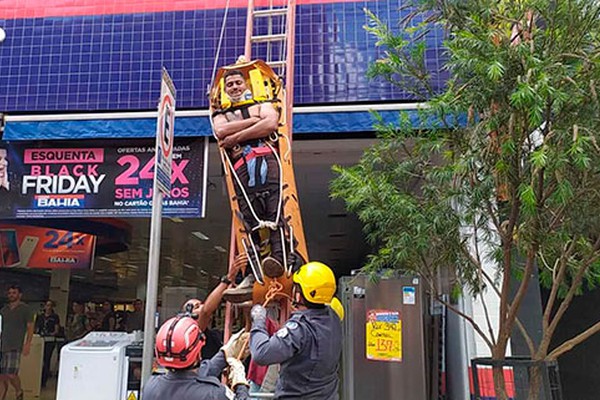 Trabalhador recebe descarga elétrica no alto de prédio e precisa ser socorrido pelos bombeiros 