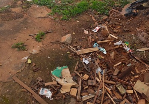 Morador denuncia descarte de lixo em calçada e surgimento de escorpiões no Bairro Brasil