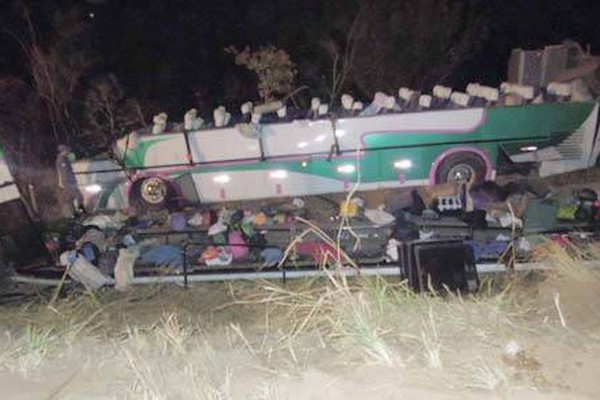 Ônibus de turismo capota na BR 365 e deixa um morto e pelo menos 25 feridos