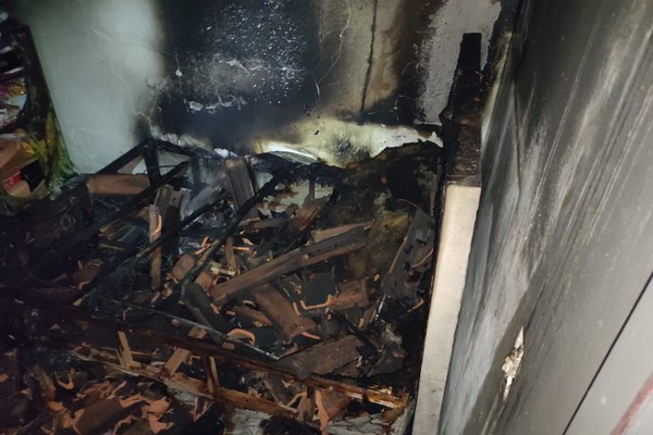 Casa é incendiada enquanto família estava em festa e ameaça a desabar em Patos de Minas