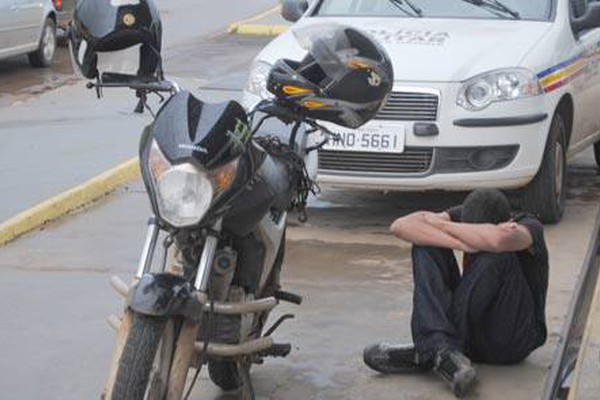 Mototaxista irregular é preso por direção perigosa e passageiro por tráfico