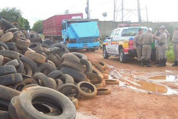 Carreta de Guimarânia é flagrada descarregando milhares de pneus velhos no Ecoponto