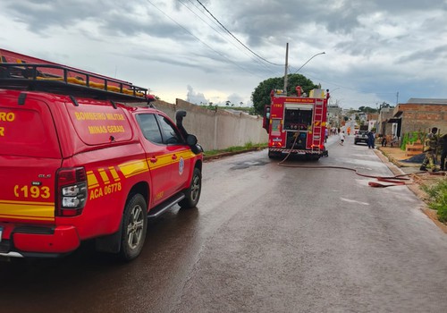 Vizinho entra em casa em chamas e resgata mulher encontrada caída na cozinha em Patos de Minas