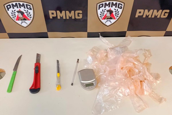 PM encontra faca, estiletes e materiais para embalar drogas em meio a materiais de estudantes