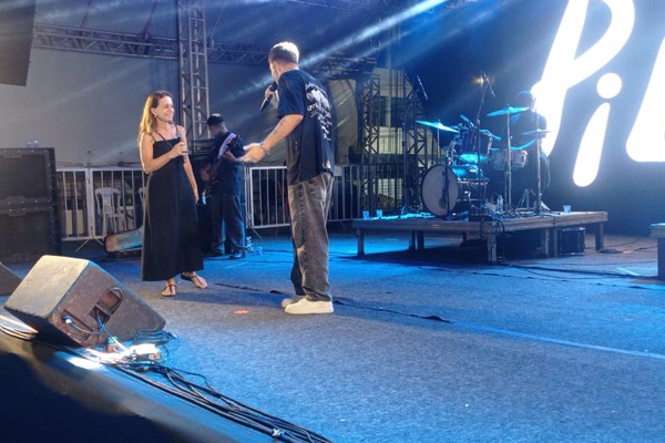 Piêit chama mãe ao palco e faz linda homenagem na Fenapraça; veja ao vivo