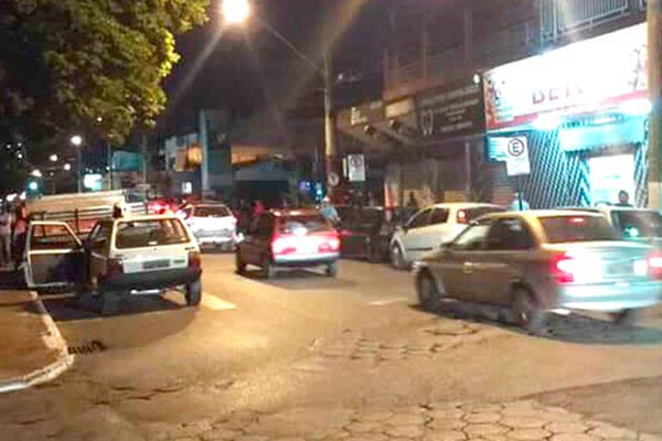 À espera de combustíveis, motoristas fazem filas quilométricas em postos de Patos de Minas