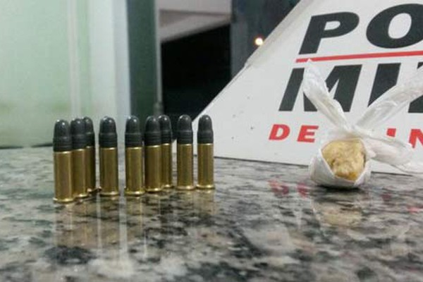 Jovem de 18 anos é preso com crack e munições no Bairro Saltador em Presidente Olegário