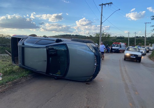 Veículo para tombado e duas motoristas ficam feridas em acidente próximo à Ponte do Arco