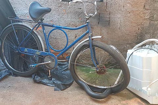 Bicicleta perde o freio em morro e ciclista de 68 anos vai parar em outdoor em Patos de Minas