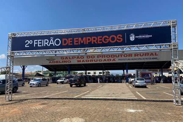 Feirão de Empregos atrai centenas de trabalhadores em busca de uma oportunidade em Patos de Minas