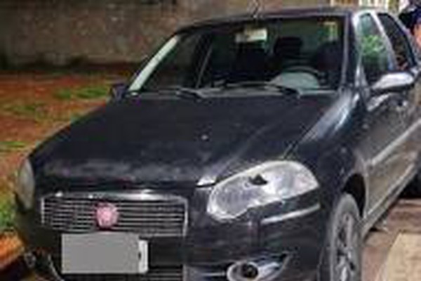 Motorista foge após causar acidente e é encontrado deitado ao lado de carro ainda ligado
