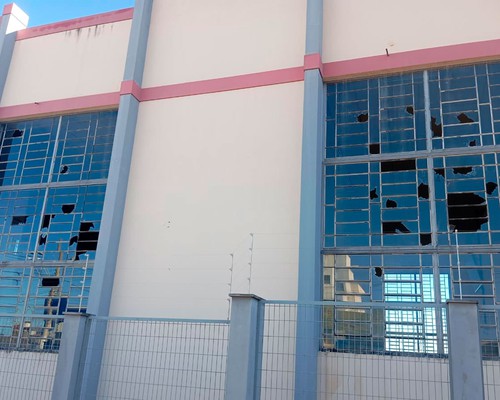 Homem de 28 anos é preso após apedrejar e quebrar vidros de igreja em Carmo do Paranaíba