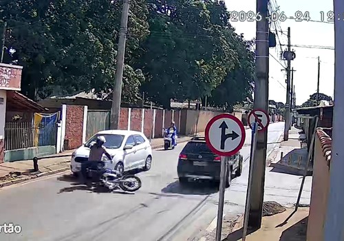 Motociclista é arremessado ao chão após ser atingido por carro, em Patos de Minas; veja vídeo