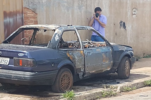 Incêndio criminoso destruiu veículo em oficina mecânica no Bairro Santa Terezinha