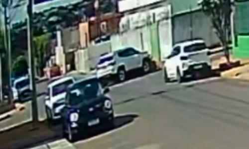 Quatro pessoas ficam feridas após forte batida entre carros no Centro de Carmo do Paranaíba