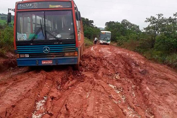 Chuva provoca atoleiros na estrada de Bonsucesso e Prefeitura faz reparos em pontos críticos