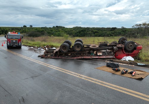 Caminhão carregado com açúcar capota perto de Catiara e motorista morre preso às ferragens na BR 146