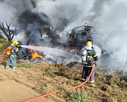 Carreta com óleo vegetal é consumida por incêndio após acidente na BR-365; motoristas saíram ilesos