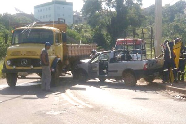 Mais um acidente em curva perigosa do bairro Laranjeiras deixa ferido e local preocupa