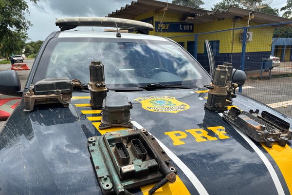 PRF intercepta na BR 365, em Patos de Minas, módulos eletrônicos de caminhão furtados em Salinas