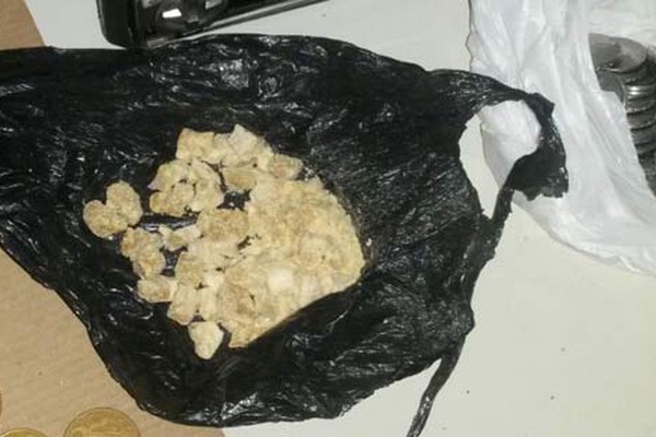 Policiais encontraram dezenas de pedras de crack em casa no bairro Nossa Senhora Aparecida
