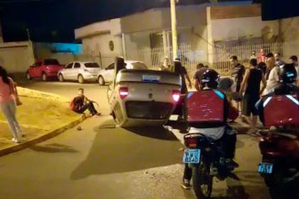 Carro se choca com o meio fio e capota em rotatória no Bairro Aurélio Caixeta em Patos de Minas
