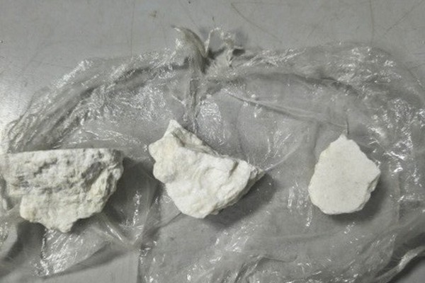 Policiais encontram droga em caixa de som e tijolos e prendem homem no Jardim Esperança