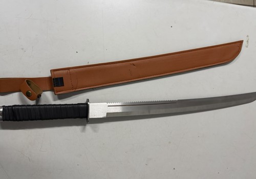 Homem é preso com espada e faca após causar medo em hotel de Patos de Minas