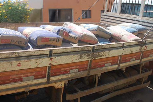 PM localiza mais 38 sacos de cimentos desviados por encarregado de fábrica de blocos