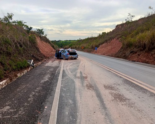 Capotamento na BR-365 em Patos de Minas deixa duas pessoas feridas na chuva