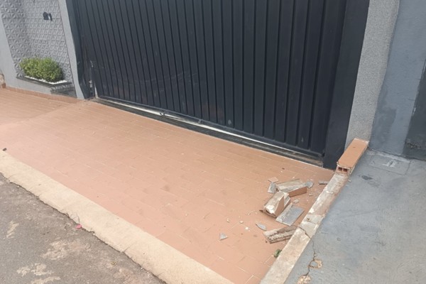 Condutor inabilitado bate em portão, foge do local e é preso com sintomas de embriaguez, em Patos de Minas