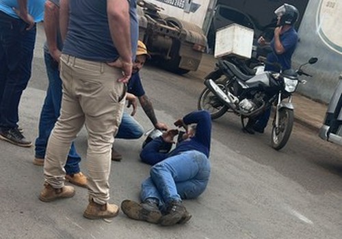 Motociclista precisa ser socorrido ao atingir caminhonete que saía de oficina