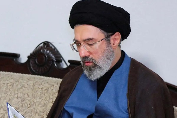 Khamenei reforça que Estreito de Ormuz terá novas regras para passagem