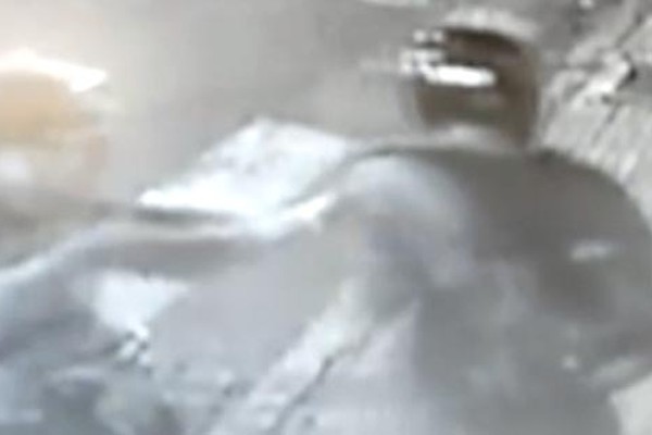 Vídeo mostra bandido de arma em punho roubando moto nessa segunda no centro da cidade