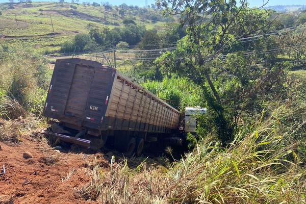 Caminhões descem ribanceira na MGC354, em Patos de Minas; mulher foi socorrida pro hospital