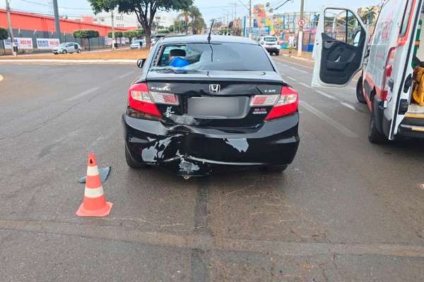 Motociclista bate na traseira de carro em rotatória na Avenida Marabá e casal fica ferido