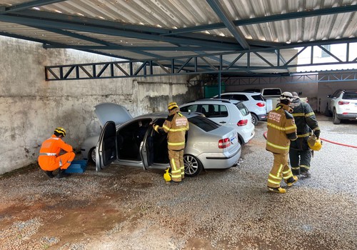 Princípio de incêndio em carro mobiliza Corpo de Bombeiros até estacionamento no Centro de Patos de Minas