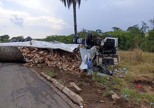 Carreta carregada com roupas tomba na BR365 e interdita uma das pistas