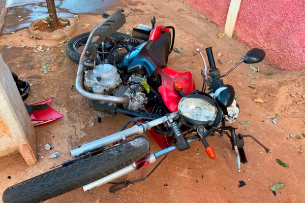 Jovem inabilitado fica em estado gravíssimo após bater motocicleta em poste em Patos de Minas