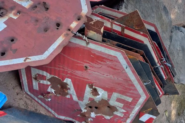 Vândalos destroem placas de trânsito e até bueiros causando prejuízos em Patos de Minas