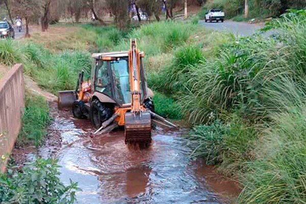 Máquinas da Prefeitura fazem limpeza no leito do Córrego do Monjolo para evitar enchentes