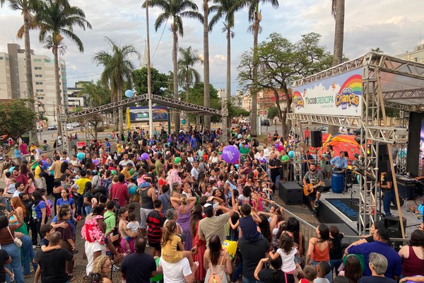 Mesmo com chuva, encerramento do “Mês das Crianças” do Sicoob Credicopa leva várias famílias para a av. Getúlio Vargas