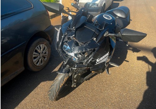 Acidente termina com motociclista no hospital e condutor de carro na Delegacia por falta de habilitação