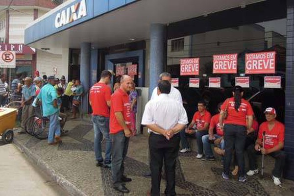 Bancários fazem piquete em início de greve nas agências de Patos de Minas