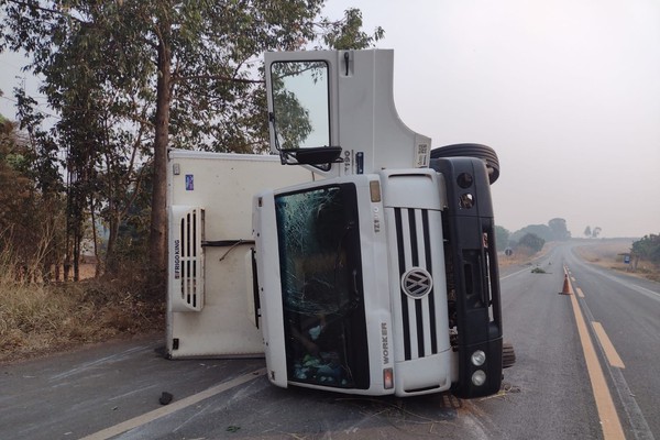 Caminhoneiro cochila ao volante e tomba veículo na BR 146, em Serra do Salitre