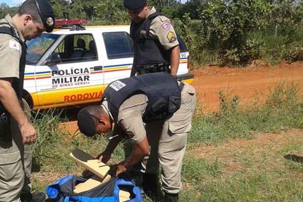 Polícia Militar apreende mala com cerca de 20 quilos de maconha na região de Baixadinha