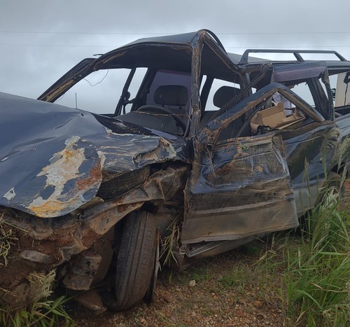 Motorista de 46 anos morre após carro passar direto em curva e capotar na BR146