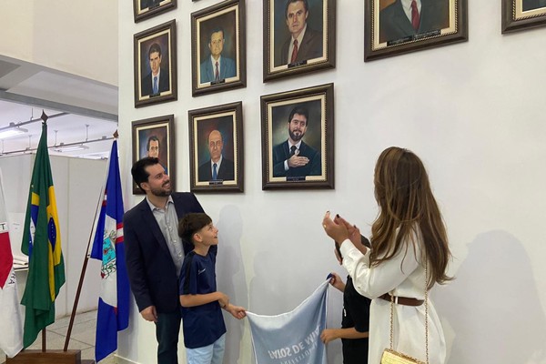 Com presença de ex-mandatários, quadro de Falcão é entronizado na Galeria dos Prefeitos de Patos de Minas